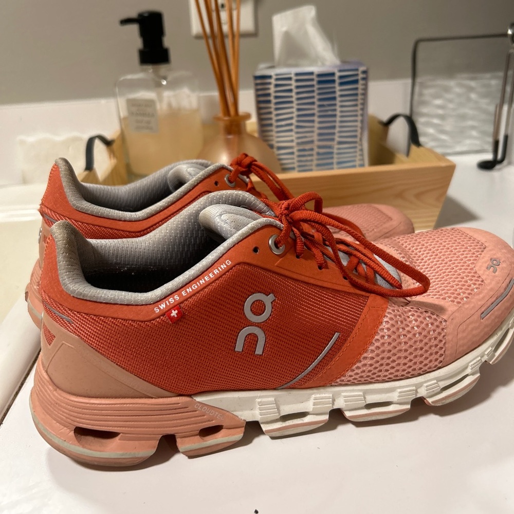 ON CLOUD RUNNING SHOES